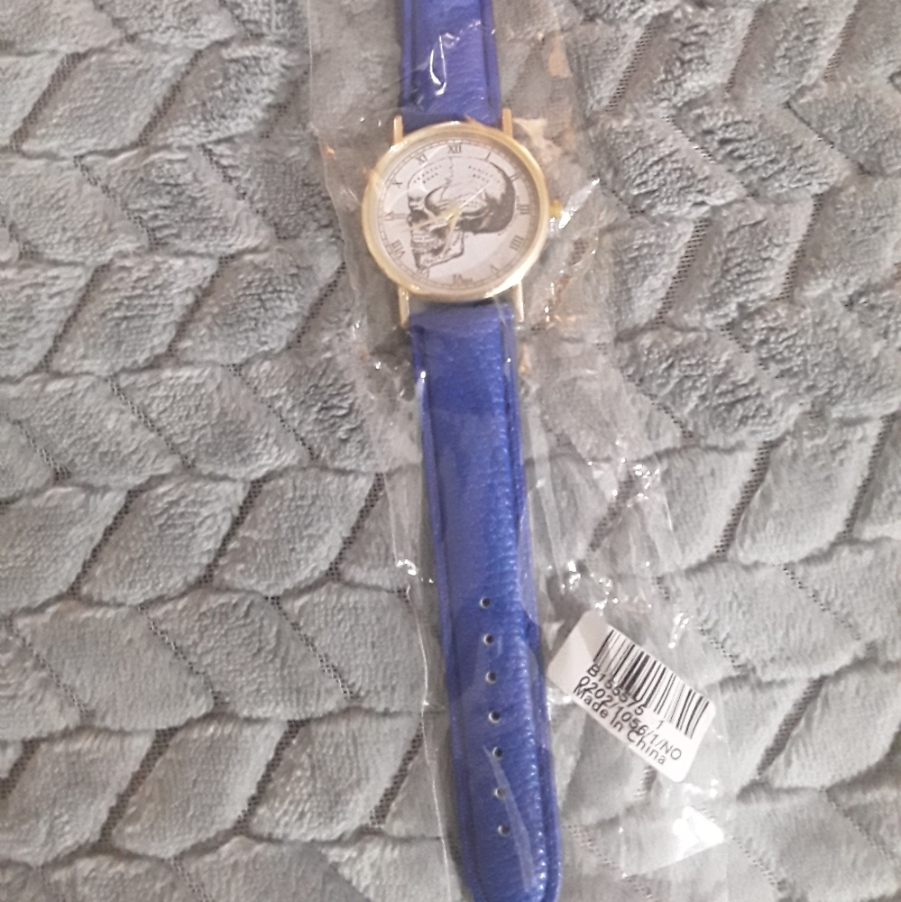 Unisex Skull Watch Mens or Ladies - Picture 4 of 5